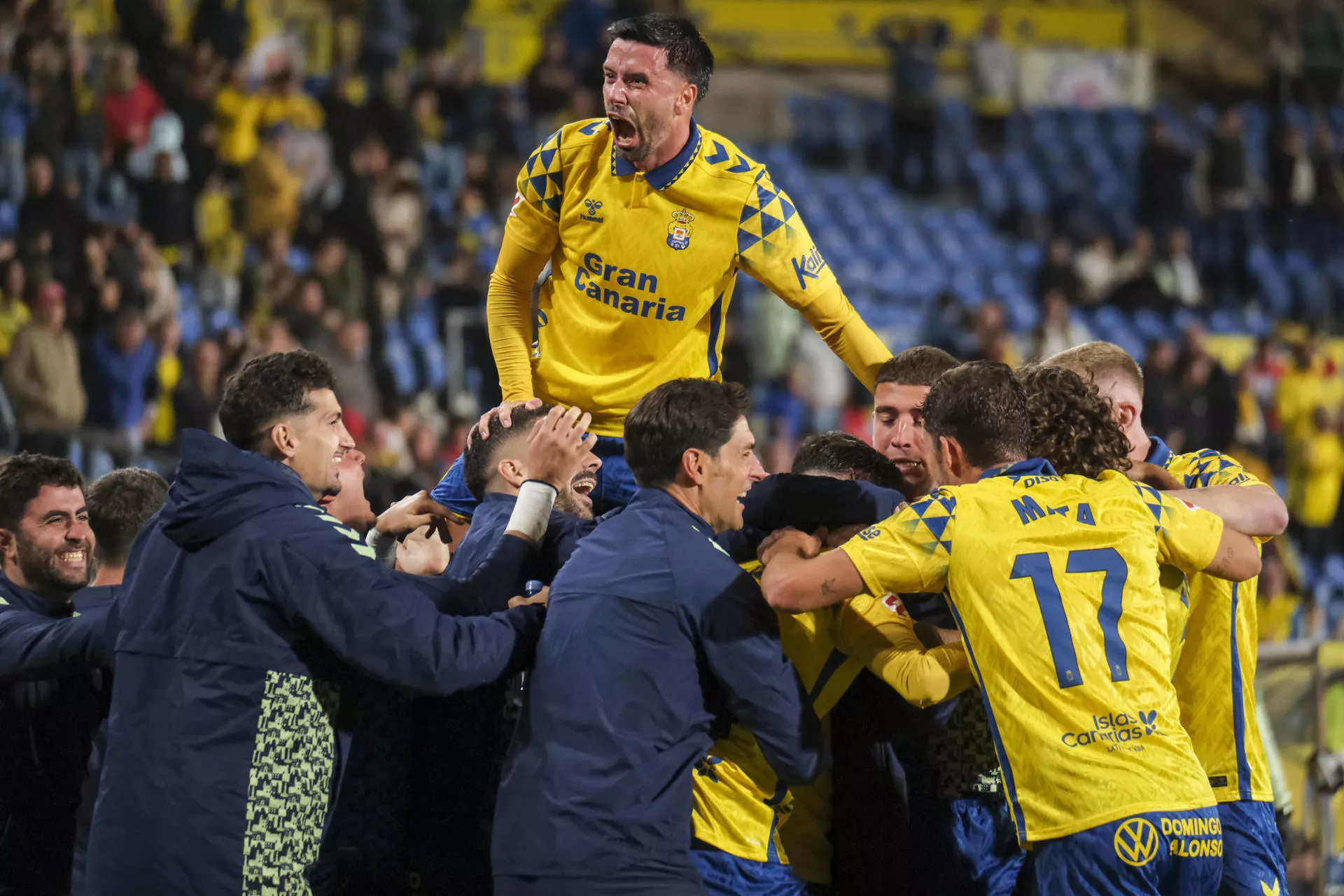 Los jugadores de la UD Las Palmas, con Javi Muñoz en lo más alto, celebran el empate. / ÁNGEL MEDINA G.-EFE