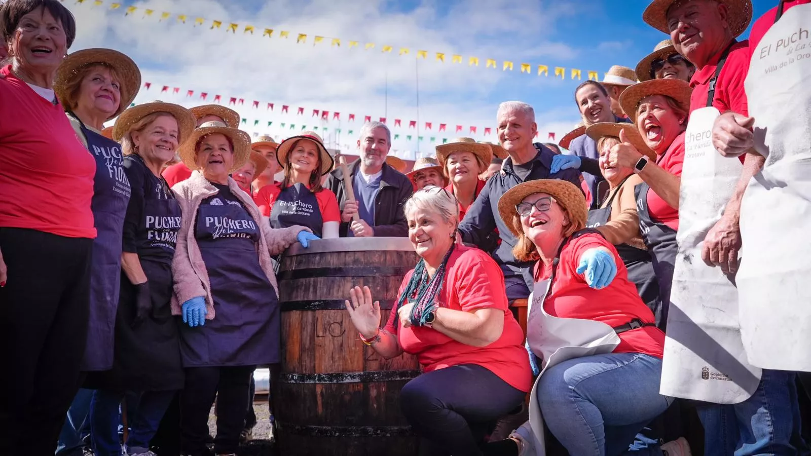 Los vecinos de La Florida, donde se elabora el puchero, junto a Rosa Dávila, Francisco Linares y Fernando Clavijo. / GOBIERNO DE CANARIAS 
