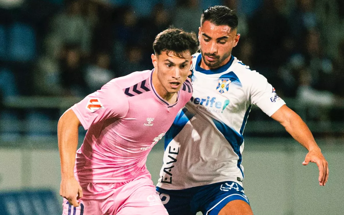 CD Tenerife, 0 - Eldense, 1: solo vale un milagro. En la imagen, Mellot encima a un rival. / CDTENERIFE