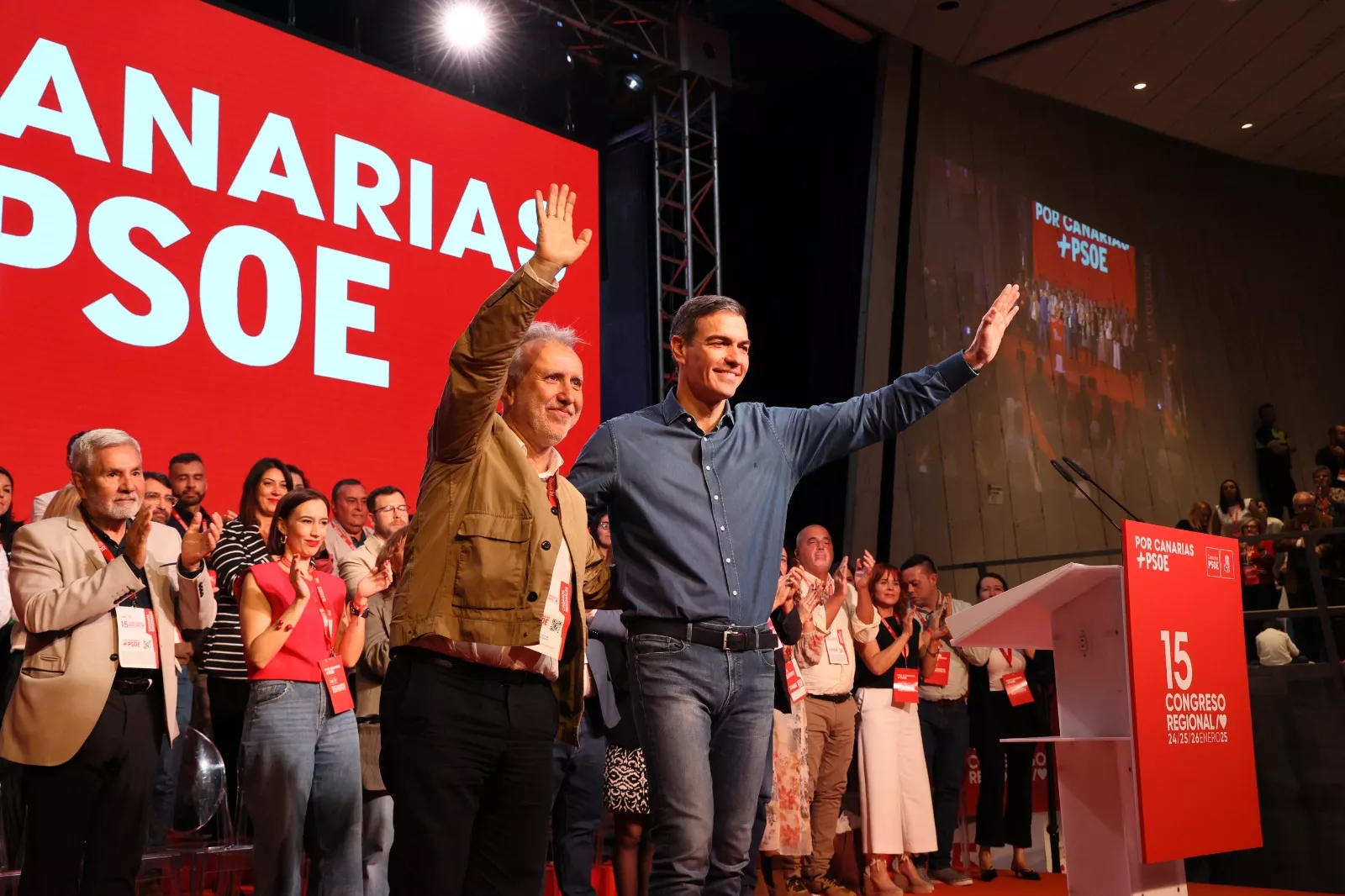 El presidente del Gobierno de España y secretario general del PSOE, Pedro Sánchez, junto al ministro de Política Territorial y Memoria Democrática, Ángel Víctor Torres. / PSOE CANARIAS