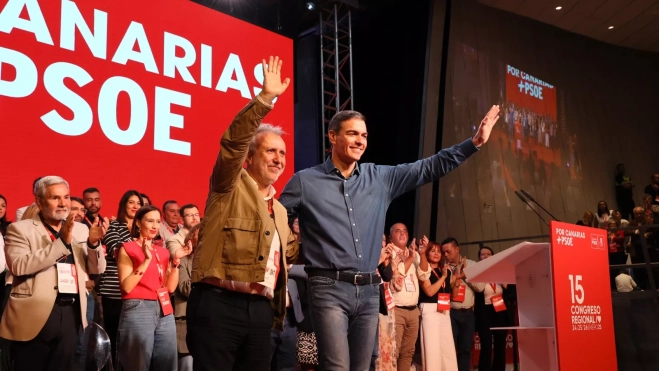 El presidente del Gobierno de España y secretario general del PSOE, Pedro Sánchez, junto al ministro de Política Territorial y Memoria Democrática, Ángel Víctor Torres. / PSOE CANARIAS