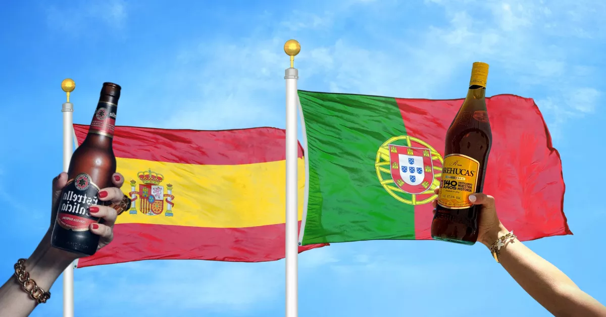 Montaje de botellas de Estrella Galicia y Ron Arehucas sobre las banderas de España y Portugal./ AH