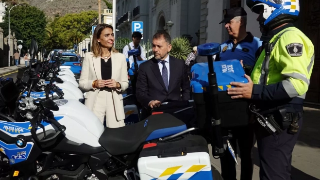 La concejal de Seguridad y Emergencias Gladis de León junto al alcalde de Santa Cruz de Tenerife José Manuel Bermúdez. / Ayuntamiento Santa Cruz de Tenerife La concejal de Seguridad y Emergencias Gladis de León junto al alcalde de Santa Cruz de Tenerife José Manuel Bermúdez. / Ayuntamiento Santa Cruz de Tenerife