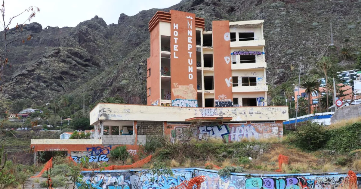 Hotel Neptuno en Bajamar, La Laguna, Tenerife./ ALLMOS ADVENTURES