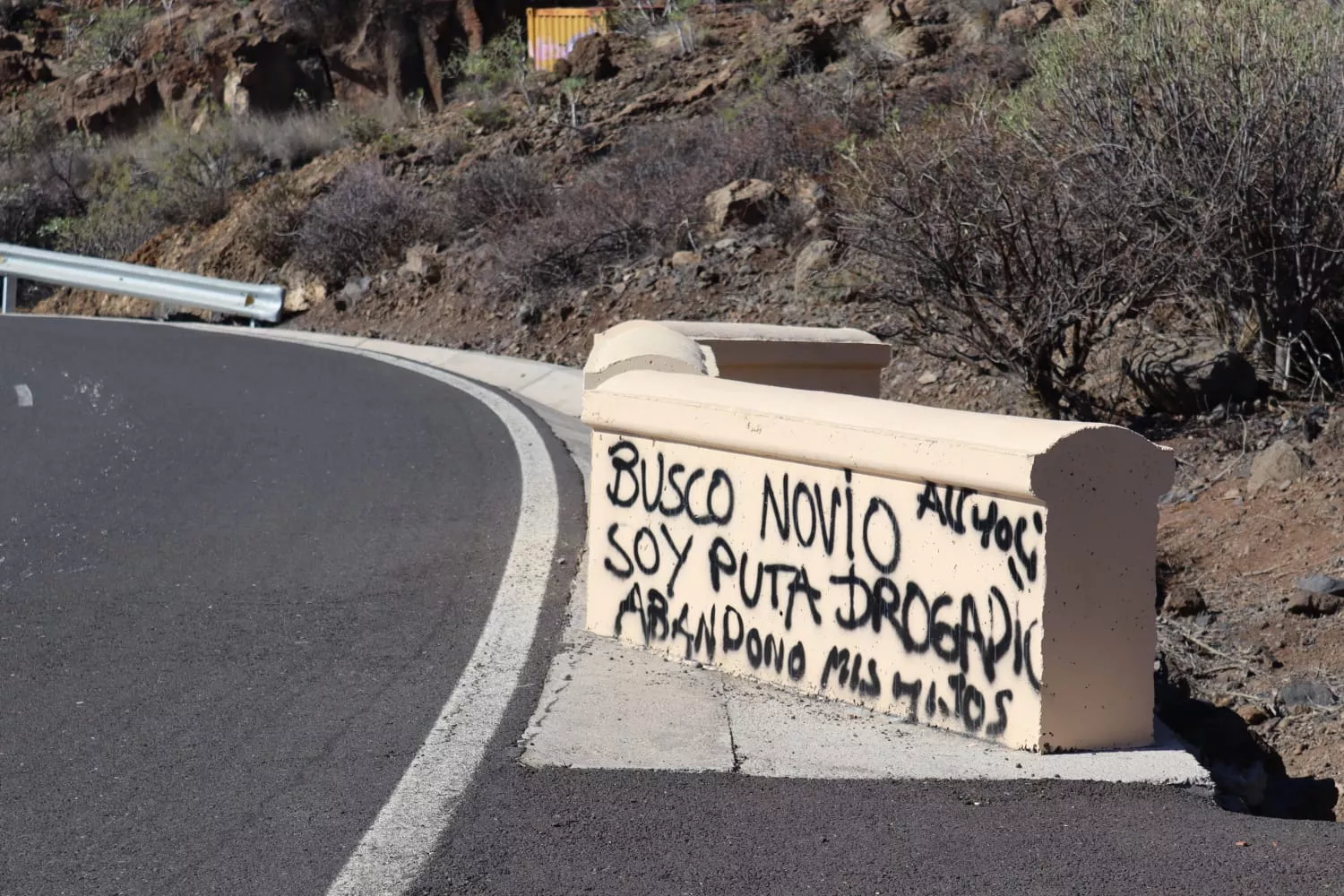 Una pintada machista en una carretera de Tenerife. / ATLÁNTICO HOY