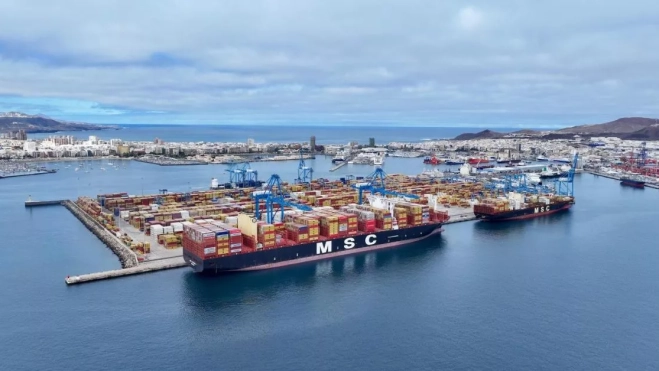 El 'MSC Allegra', en la terminal de Opcsa, con el puerto y laciudad de Las Palmas de Gran Canaria al fondo. / AH