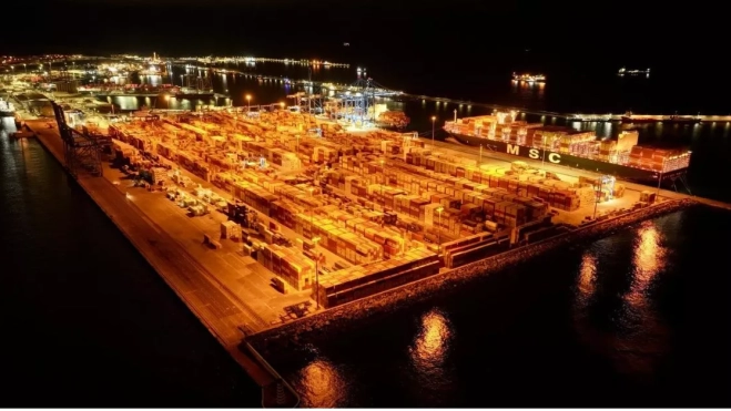 La terminal de Opcsa, por la noche, con el 'MSC Allegra' atracado en el muelle Cristóbal Colón. / AH