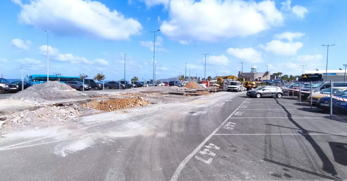 Aparcamiento de Las Palmas de Gran Canaria en el que se ha prohibido la entrada de autocaravanas y furgones con alturas superiores a los 2,2 metros. / AH