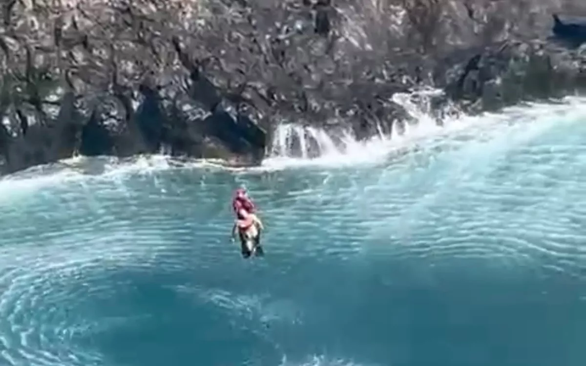 Un hombre fallece tras ser arrastrado por una ola en una piscina natural de Tenerife. / AH