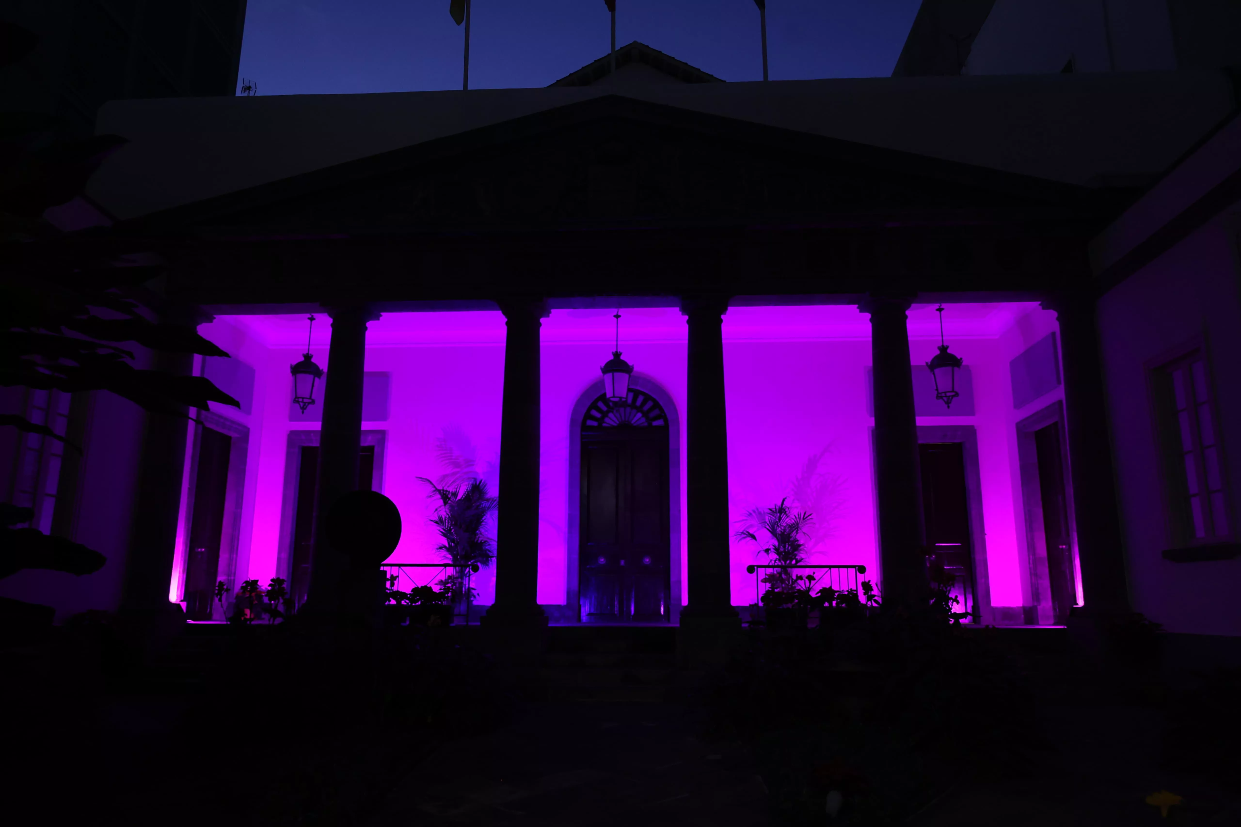 El Parlamento de Canarias ilumina su fachada por el Día de la Memoria del Holocausto. / AH