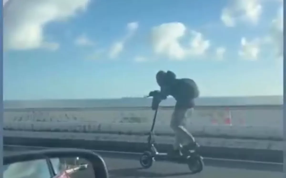 Locura en la GC-1: un hombre circula en patinete eléctrico a toda velocidad en plena autopista. / AH