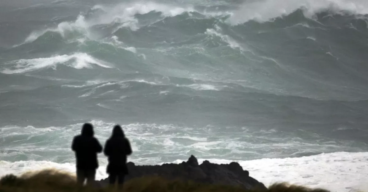 Imagen de fenómenos costeros adversos como los que prevé la Aemet en Canarias / EFE