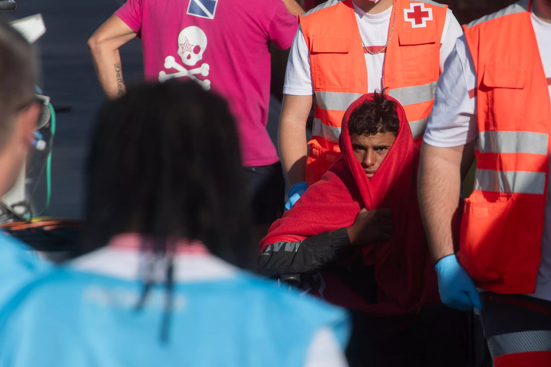 Llegada de Ayoub al puerto de Gran Tarajal con la Salvamar Ízar, la embarcación que se lo encontró flotando a la deriva sobre un neumático de camión a 16 kilómetros de la isla./ EFE/Carlos de Saá