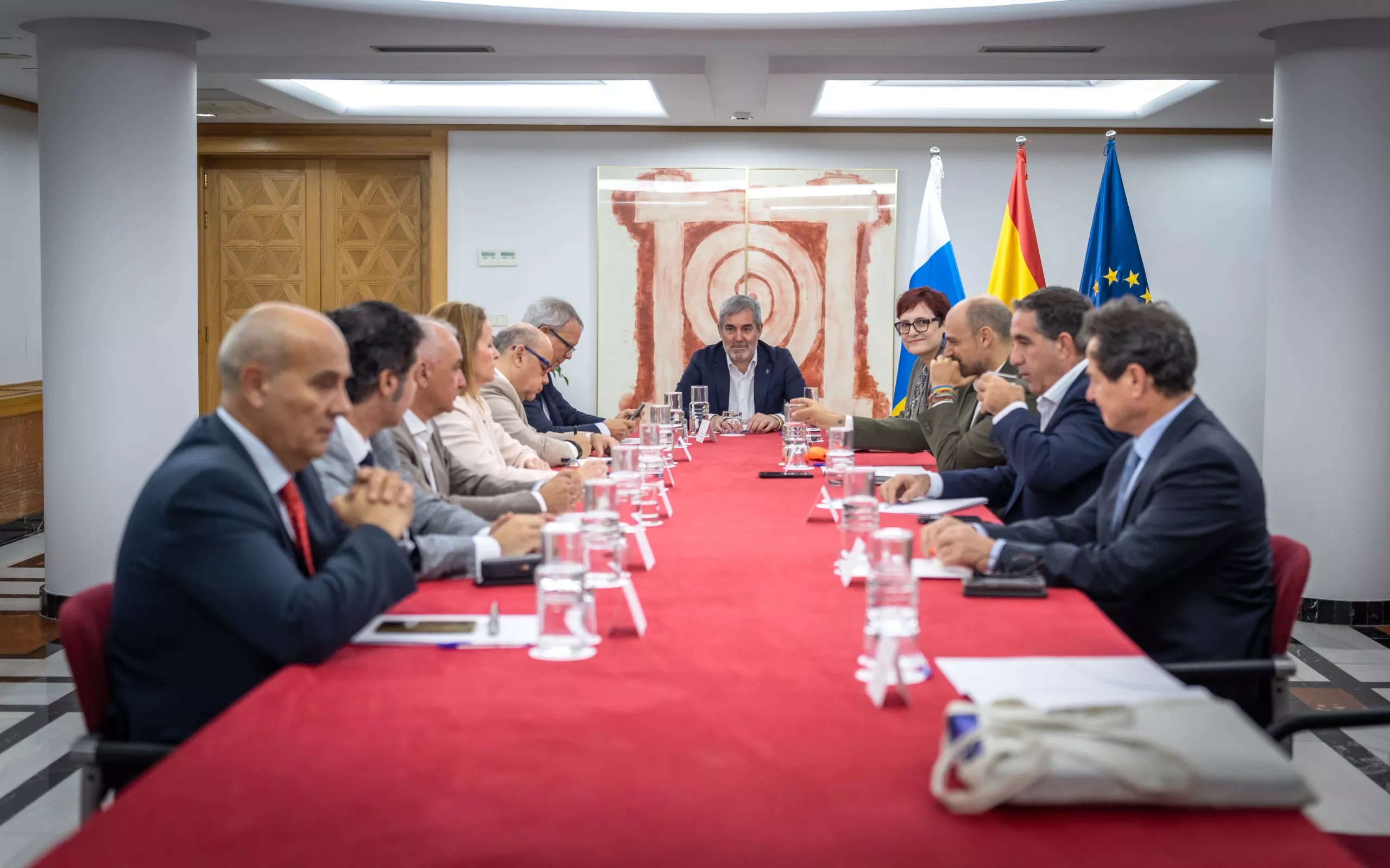 Reunión del presidente de Canarias, Fernando Clavijo (CC, centro), con los representantes de los partidos representados en el Parlamento./ CEDIDA