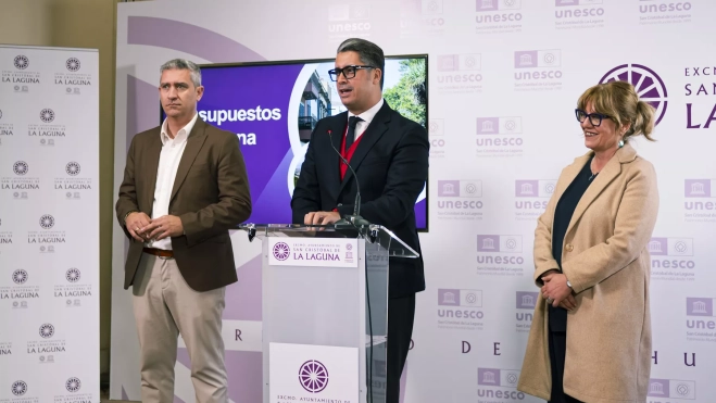 El alcalde de La Laguna, Luis Yeray Gutiérrez (C), junto a la concejal de Hacienda Francisca Rivero y segundo teniente alcalde, Francisco Hernández. CEDIDA El alcalde de La Laguna, Luis Yeray Gutiérrez (C), junto a la concejal de Hacienda Francisca Rivero y segundo teniente alcalde, Francisco Hernández. CEDIDA