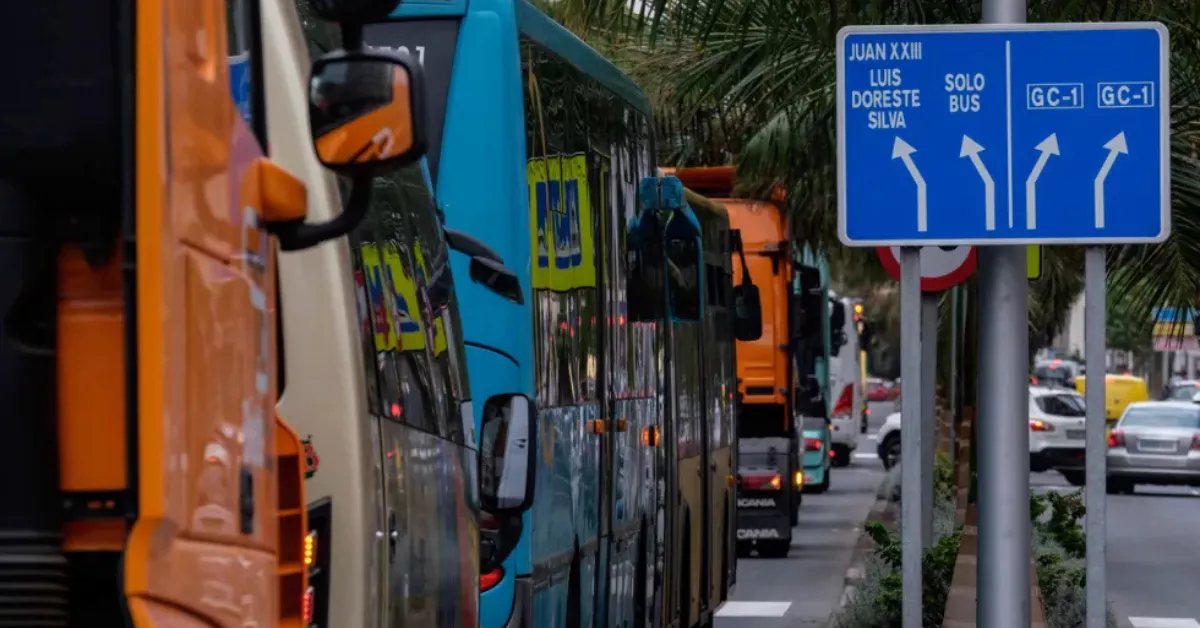 Los chóferes piden una solución a las colas que se producen en la GC-1 / EFE