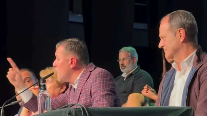 Teodoro Sosa se dirige a los afiliados del BNR presentes en el Teatro Consistorial de Gáldar. / BNR