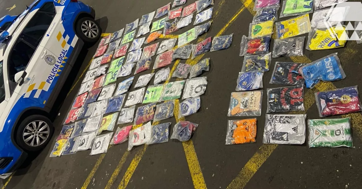 Prendas presuntamente falsificadas intervenidas en el Rastro de Santa Cruz de Tenerife por la Policía Local./ CEDIDA