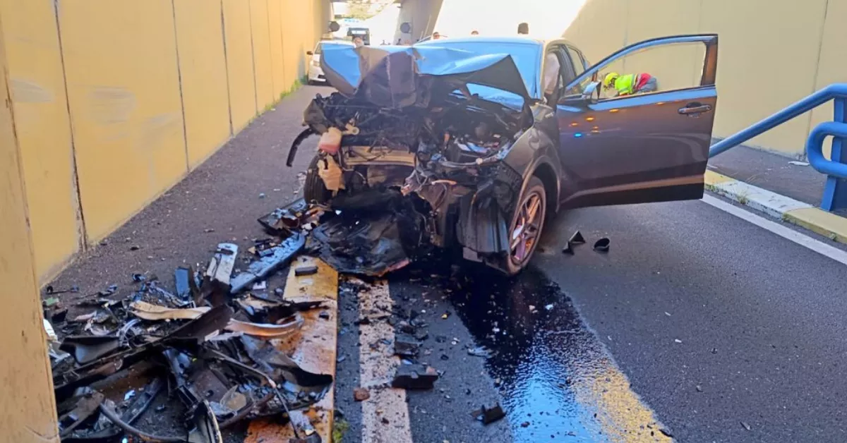 Estado en el que ha quedado el coche siniestrado tras un brutal accidente en el carril bus de acceso a Santa Cruz./ POLICÍA LOCAL