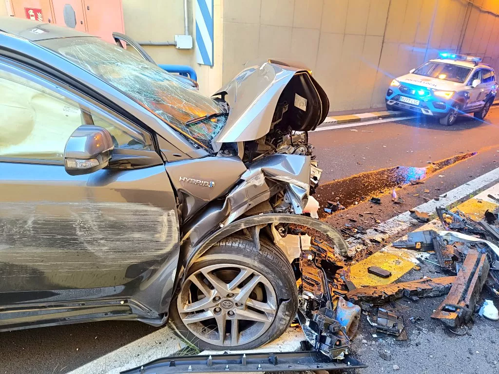 Estado en el que ha quedado el coche siniestrado tras un brutal accidente en el carril bus de acceso a Santa Cruz./ POLICÍA LOCAL Estado en el que ha quedado el coche siniestrado tras un brutal accidente en el carril bus de acceso a Santa Cruz./ POLICÍA LOCAL