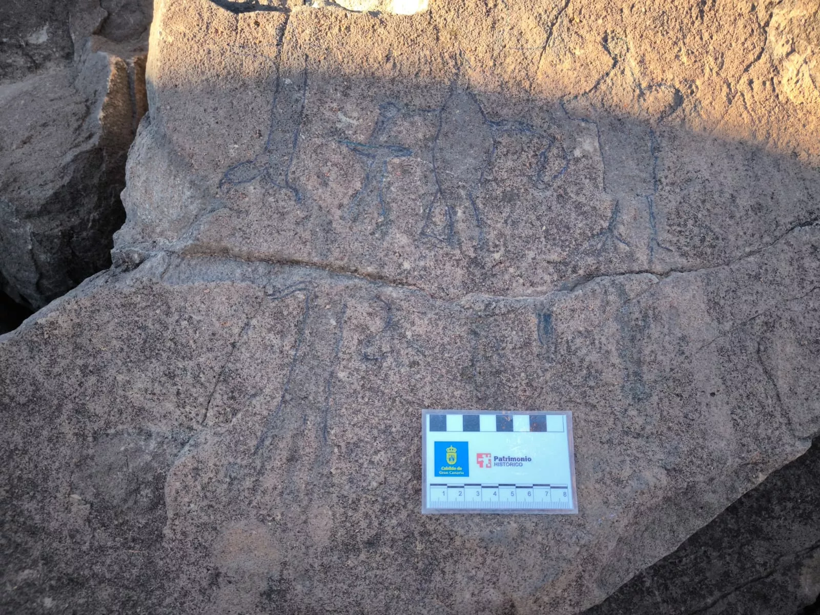 Imagen en la que se aprecian los grabados antropomorfos subrayados con rotulador en Agüimes./ CEDIDA