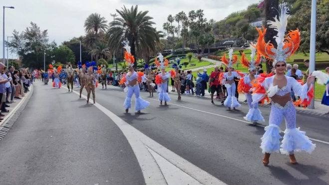Uno de los desfiles del Carnaval de 2024, a su paso por el parque Doramas de la capital grancanaria. / AH