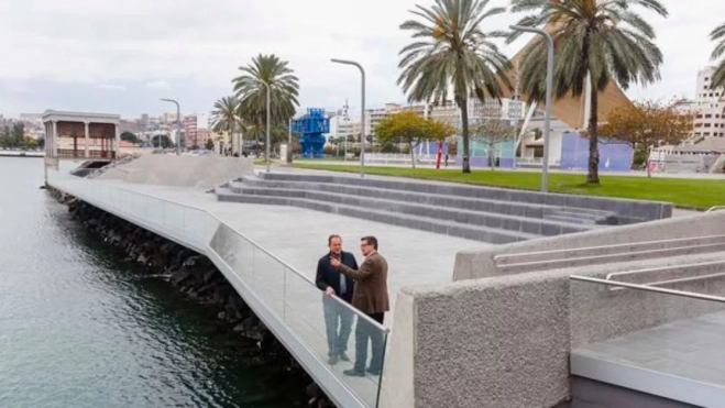 Explanada del parque marítimo que linda con la plaza de Canarias, donde están previstas varias actuaciones y celebraciones del Carnaval. / AH