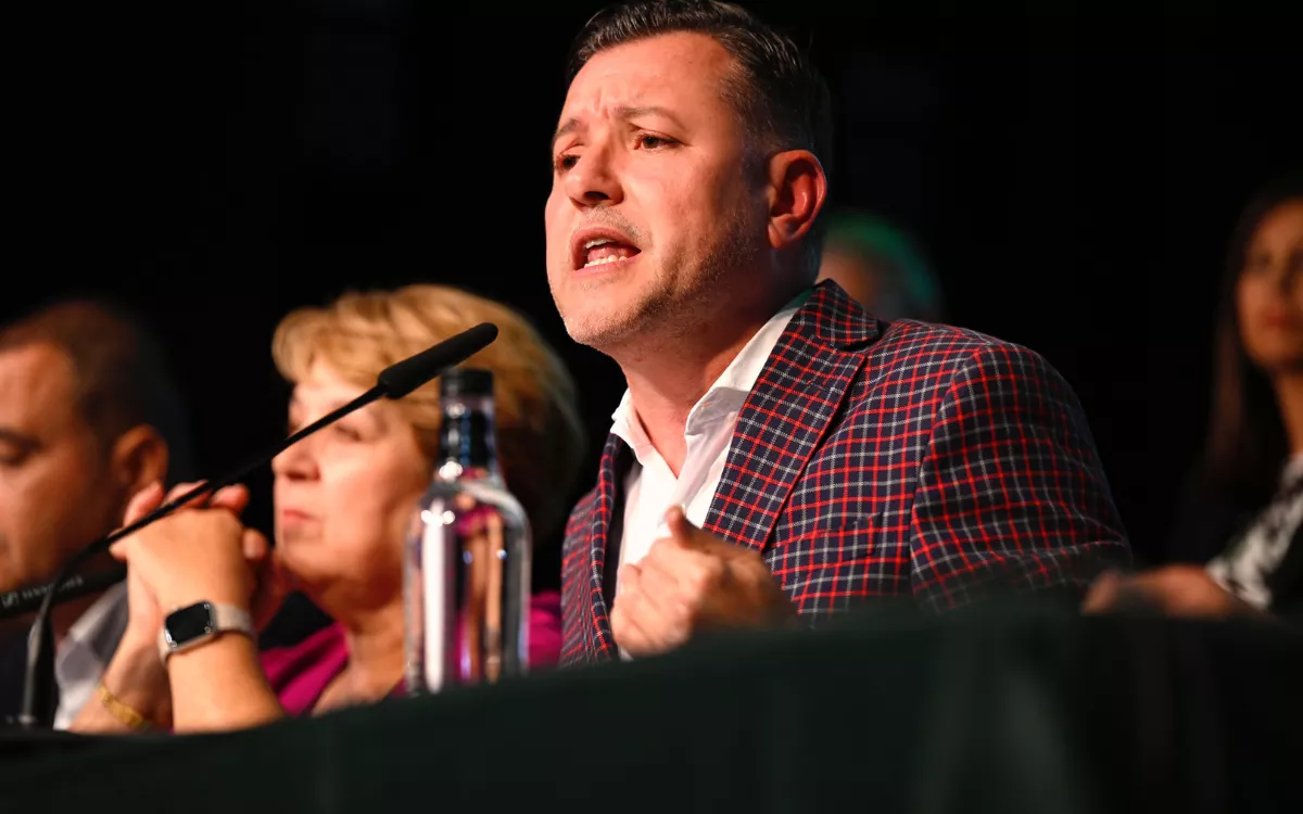 Los disidentes de Nueva Canarias firman ante notario la creación de un nuevo partido. / AH