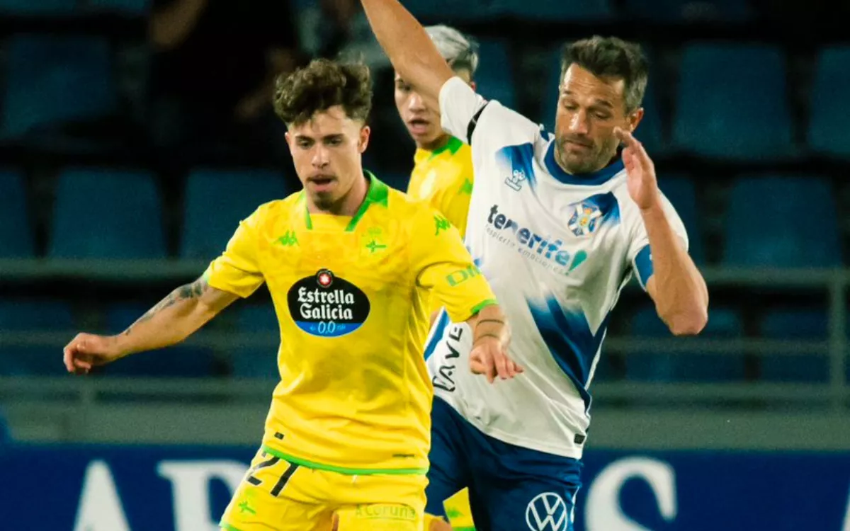 Tenerife, 0-Deportivo, 0: un punto que no vale. En la imagen, Aitor Sanz presiona a Soriano. / CD TENERIFE