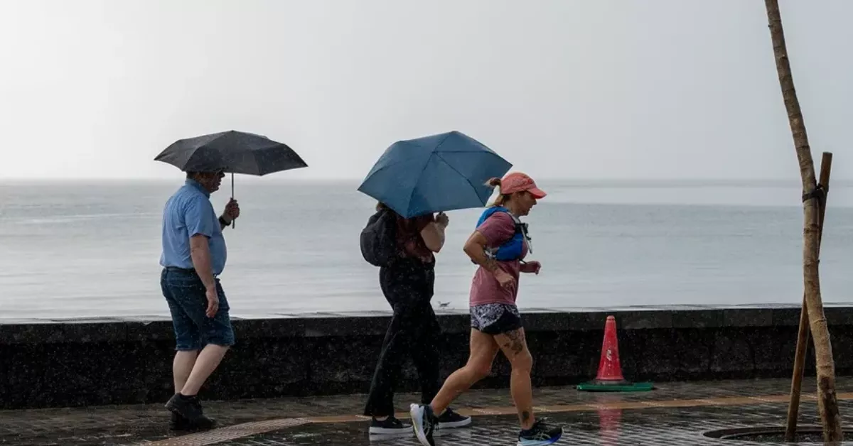 Imagen de personas caminando bajo la lluvia / EFE