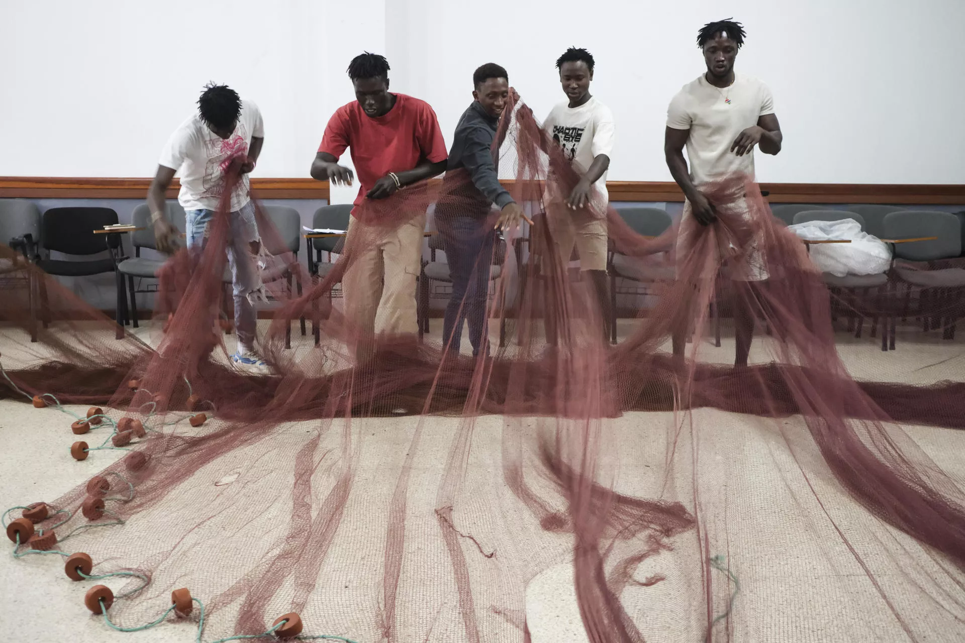 Un grupo de jóvenes migrantes ensaya una obra de teatro llamada Bismillah en la que narran el racismo y el proceso migratorio que han vivido hasta llegar a Canarias y que se estrenará el próximo viernes en la sala Paraninfo de la ULL. EFE/Alberto Valdés