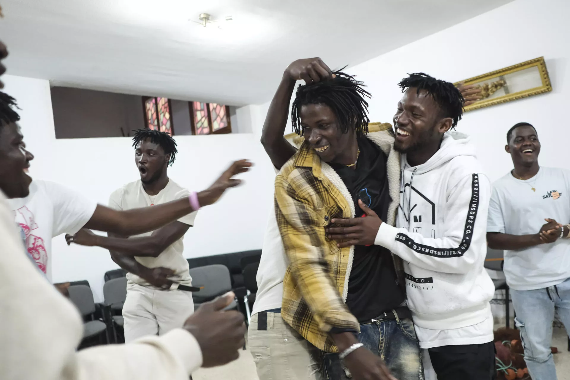 Un grupo de jóvenes migrantes ensaya una obra de teatro llamada Bismillah en la que narran el proceso migratorio que han vivido hasta llegar a Canarias y que se estrenará el próximo viernes en la sala Paraninfo de la ULL. EFE/Alberto Valdés