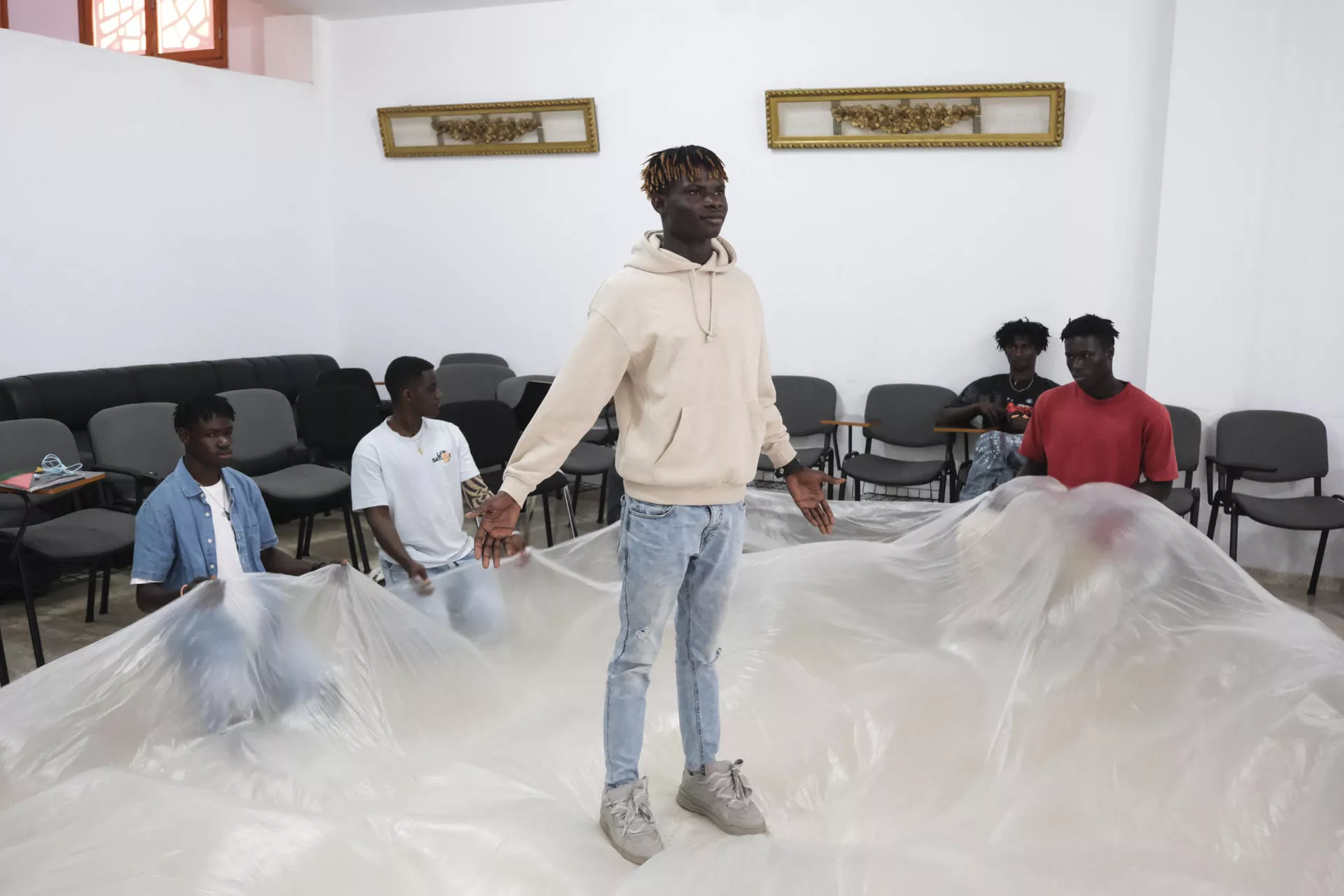 Un grupo de jóvenes migrantes ensaya una obra de teatro llamada Bismillah en la que narran el proceso migratorio que han vivido hasta llegar a Canarias y que se estrenará el próximo viernes en la sala Paraninfo de la ULL. EFE/Alberto Valdés