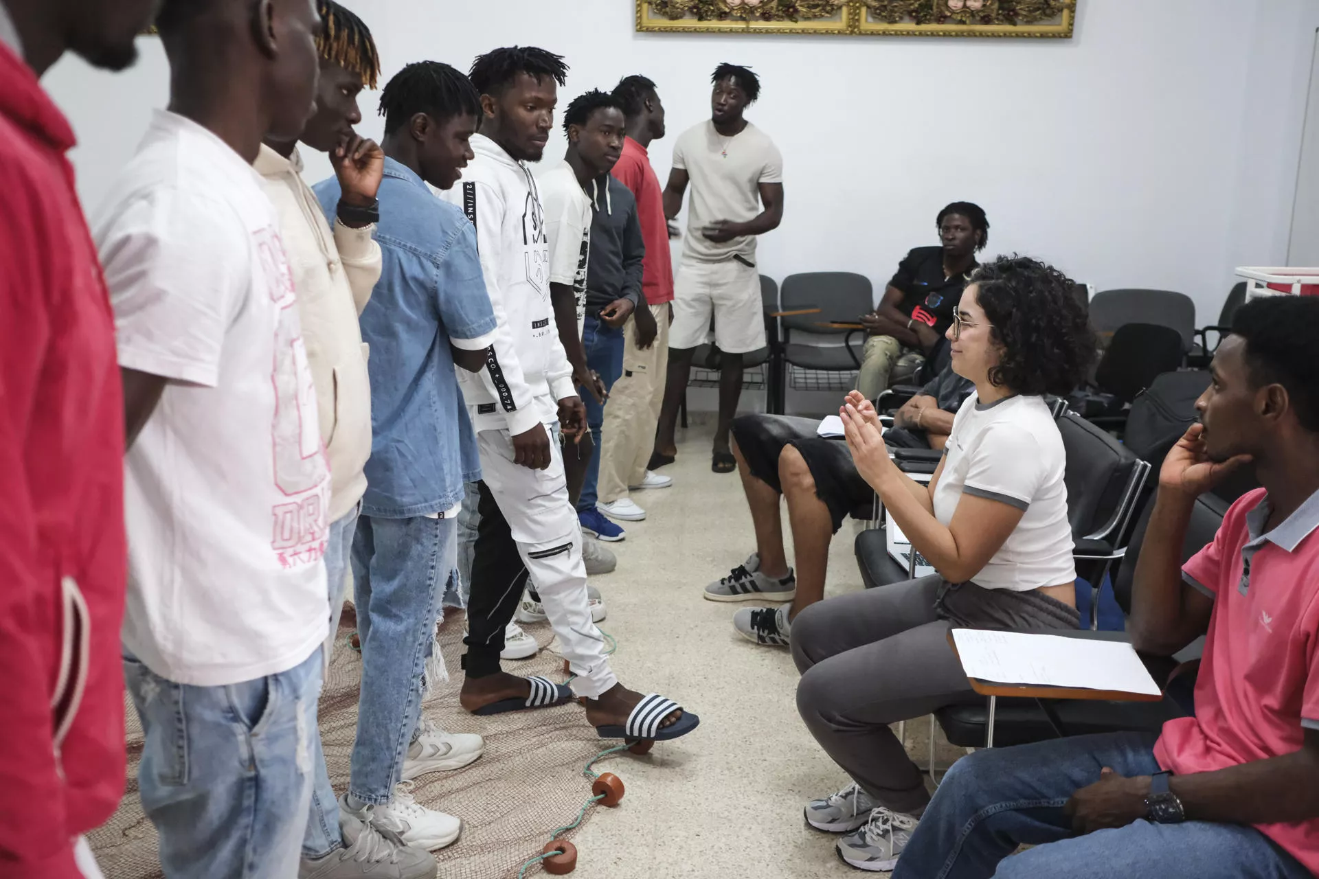 Un grupo de jóvenes migrantes ensaya una obra de teatro llamada Bismillah en la que narran el proceso migratorio que han vivido hasta llegar a Canarias y que se estrenará el próximo viernes en la sala Paraninfo de la Universidad de La Laguna. EFE/Alberto Valdés
