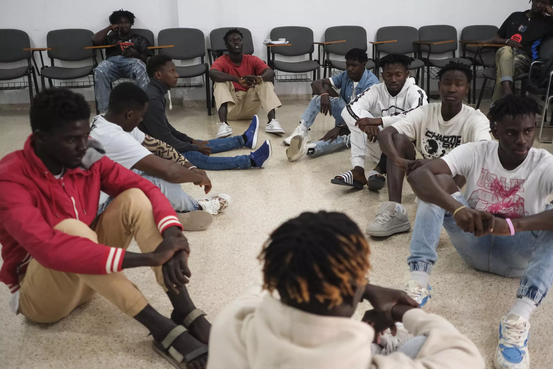 Un grupo de jóvenes migrantes ensaya una obra de teatro llamada Bismillah en la que narran el proceso migratorio que han vivido hasta llegar a Canarias y que se estrenará el próximo viernes en la sala Paraninfo de la Universidad de La Laguna. EFE/Alberto Valdés