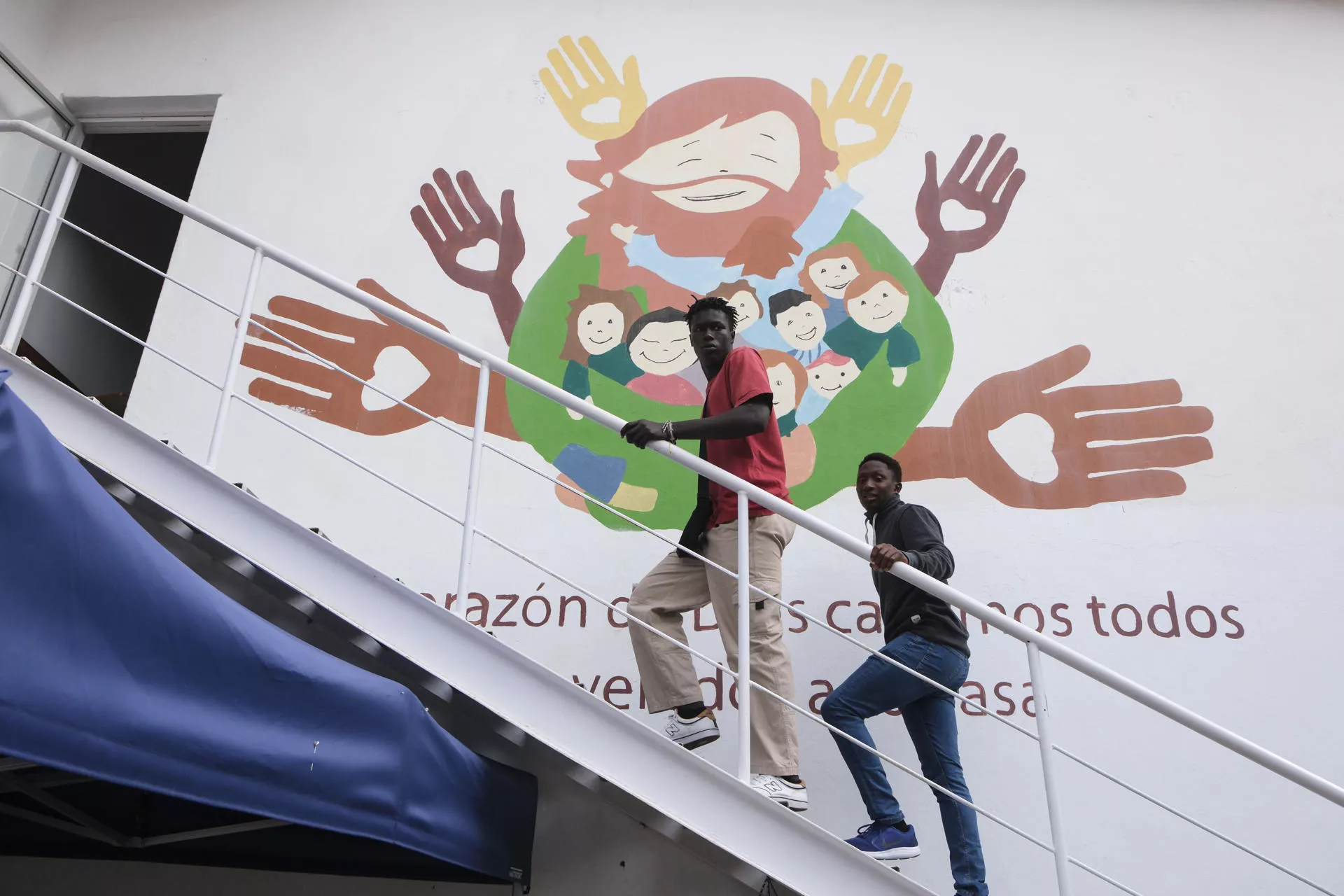 Un grupo de jóvenes migrantes ensaya una obra de teatro llamada Bismillah en la que narran el proceso migratorio que han vivido hasta llegar a Canarias y que se estrenará el próximo viernes en la sala Paraninfo de la ULL. EFE/Alberto Valdés