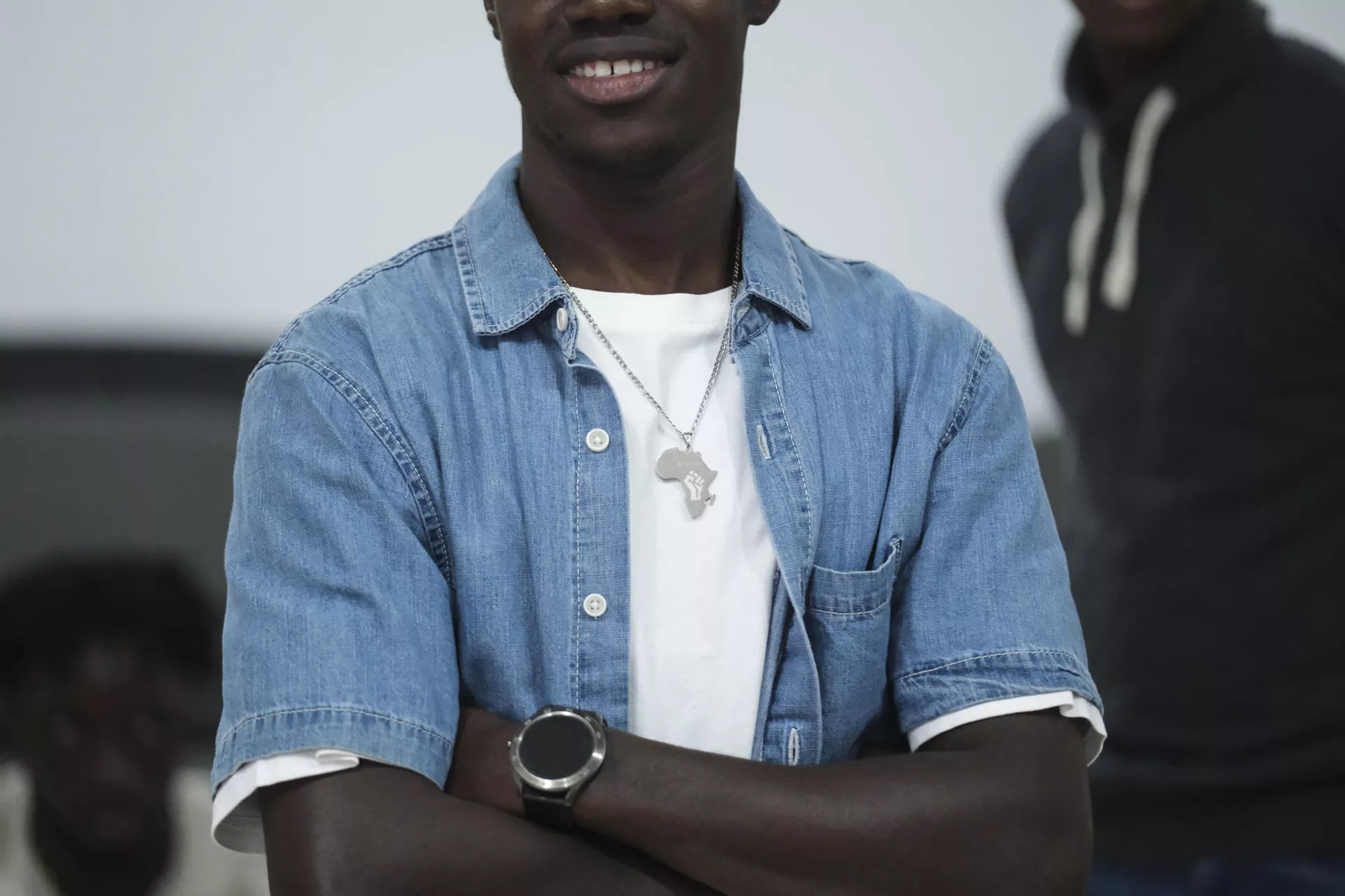 Un grupo de jóvenes migrantes ensaya una obra de teatro llamada Bismillah en la que narran el proceso migratorio que han vivido hasta llegar a Canarias y que se estrenará el próximo viernes en la sala Paraninfo de la ULL. EFE/Alberto Valdés