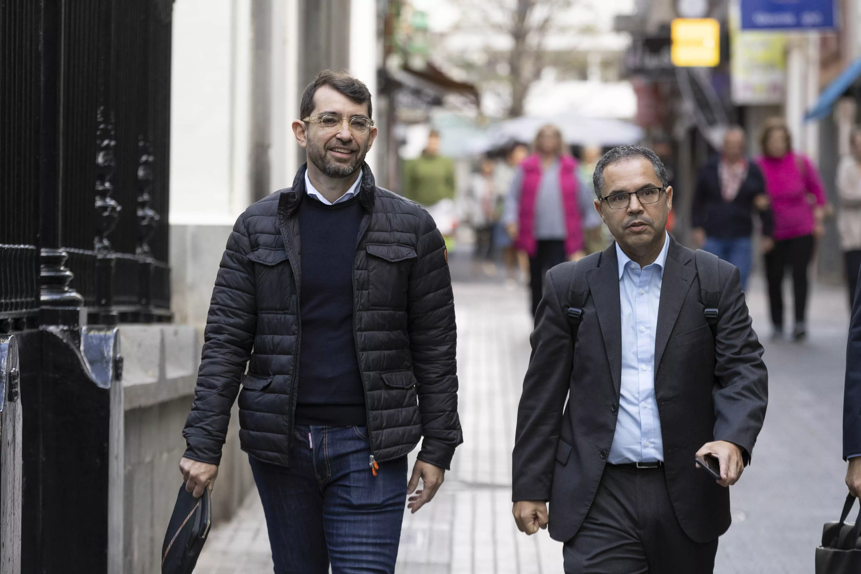 El exdirector del Servicio Canario de la Salud, y actual director de gabinete del ministro Ángel Víctor Torres, Antonio Olivera (i). / MIGUEL BARRETO-EFE