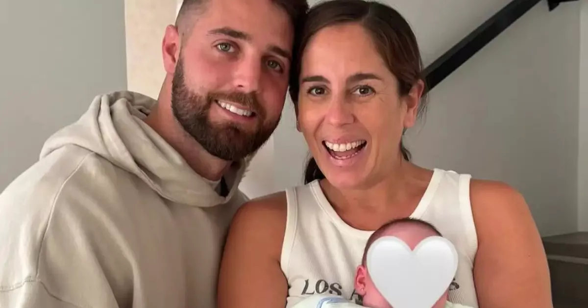 Anabel Pantoja, su pareja David Rodríguez y su hija Alma, bebé que ha estado ingresado en el hospital Materno Infantil de Gran Canaria./ REDES