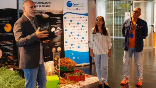 El vicepresidente de Asocelpa, Eduardo Álvarez, durante la presentación de una campaña y exposición contra los residuos marinos. / AH El vicepresidente de Asocelpa, Eduardo Álvarez, durante la presentación de una campaña y exposición contra los residuos marinos. / AH