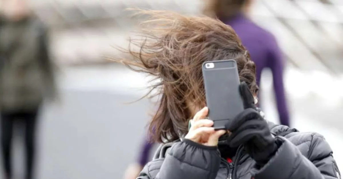 Imagen de una persona enfrentándose al viento / EFE