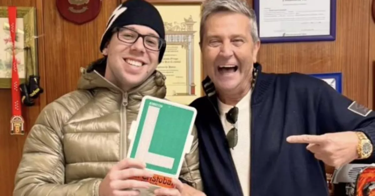 Imagen del cantante Quevedo con la L de conducir / AUTOESCUELA 