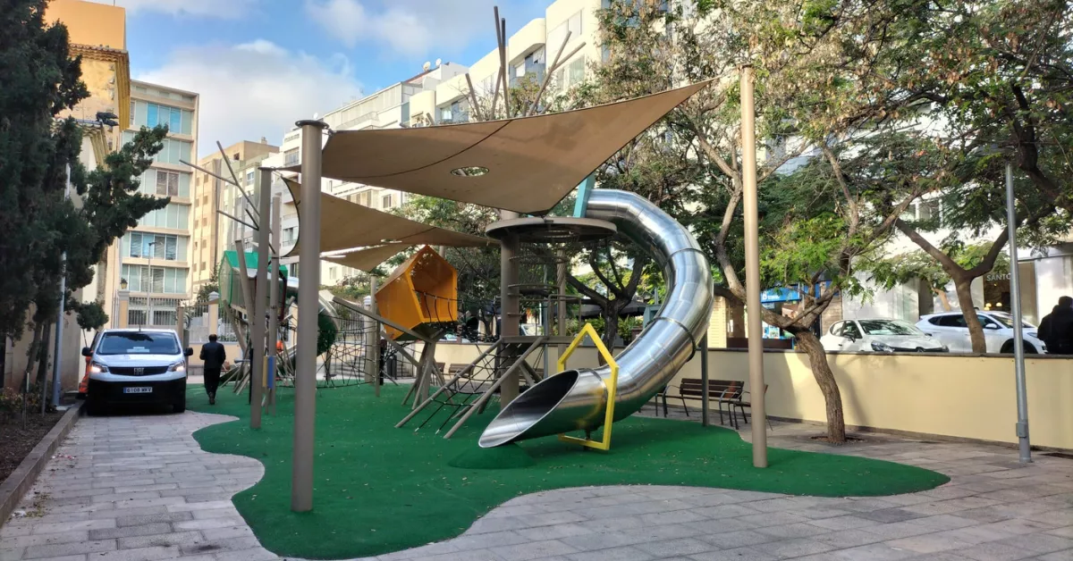 Parque infantil colocado en la plaza El Pilar de Santa Cruz de Tenerife./ AH