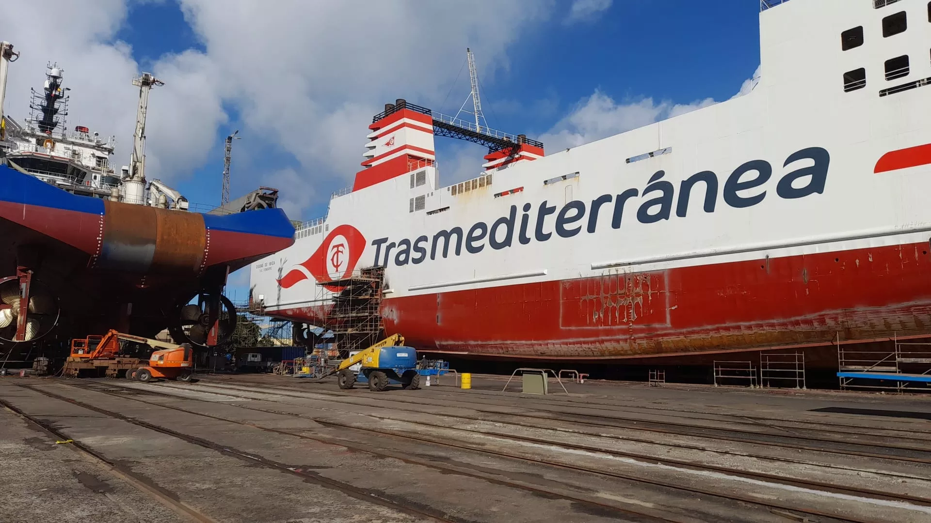 Buque 'Ciudad de Ibiza' de Armas-Trasmediterránea en el dique seco de Astican para su reparación tras chocar en el puerto de Las Palmas./ AH