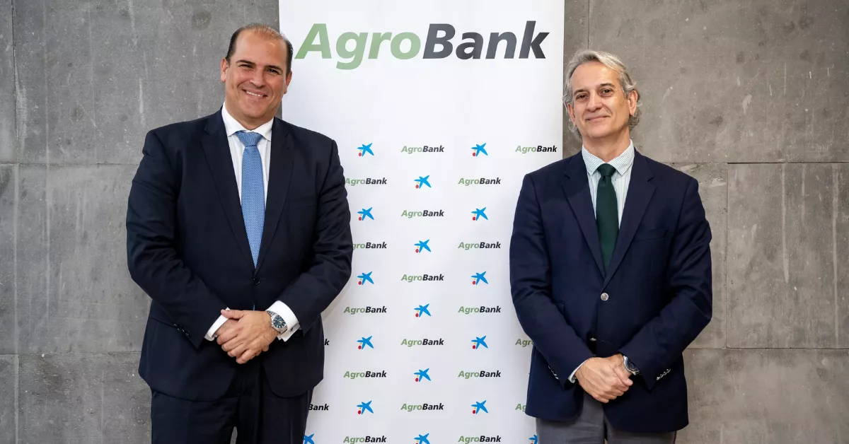 Manuel Afonso, director territorial de CaixaBank en Canarias (izq.), y Gabriel Vázquez, director de AgroBank en las Islas./ CEDIDA