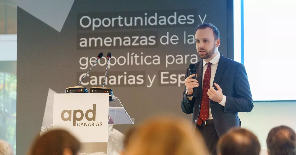 El experto en geopolítica Yago Rodríguez en una conferencia en Tenerife. / CEDIDA