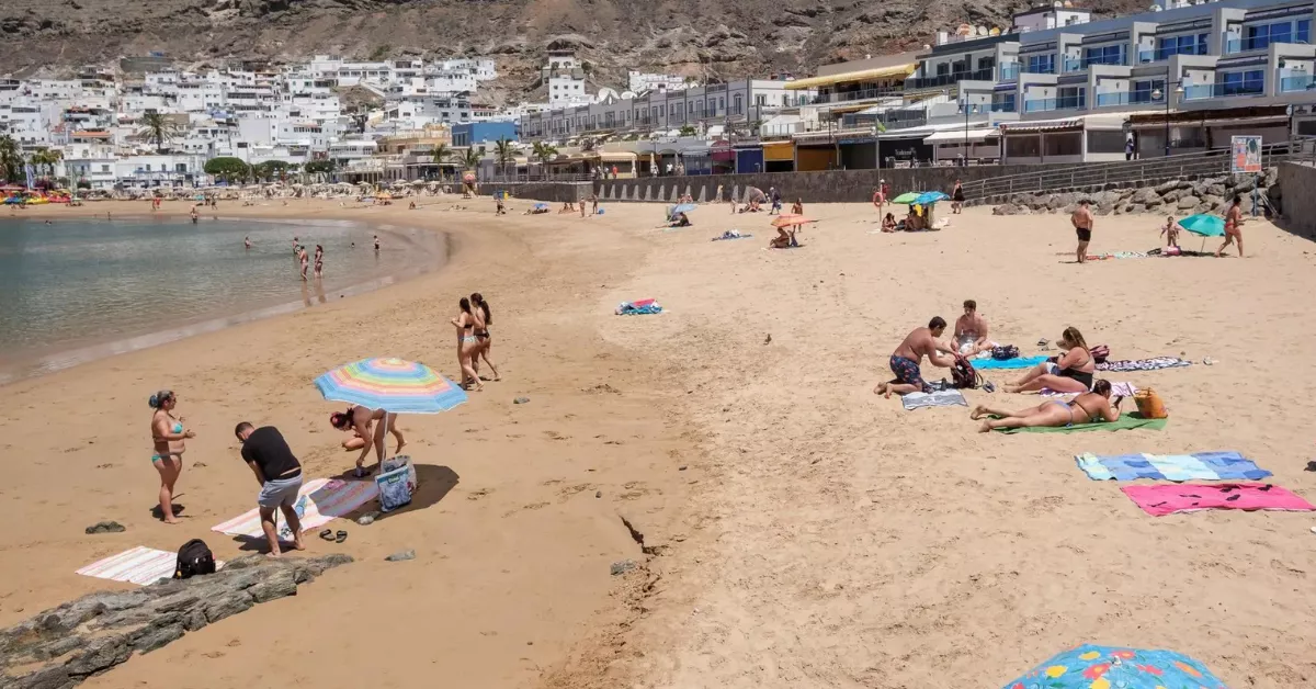 Imagen de turistas en la playa de Mogán, al sur de Gran Canaria / EFE 