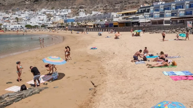 Imagen de turistas en la playa de Mogán, al sur de Gran Canaria / EFE 