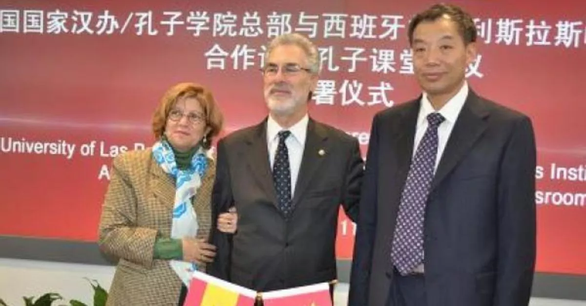 María del Rosario Berriel agarra del brazo a José Regidor, entonces rector de la ULPGC, tras firmar en Pekín el acuerdo para crear un Instituto Confucio en la provincia de Las Palmas. / ULPGC