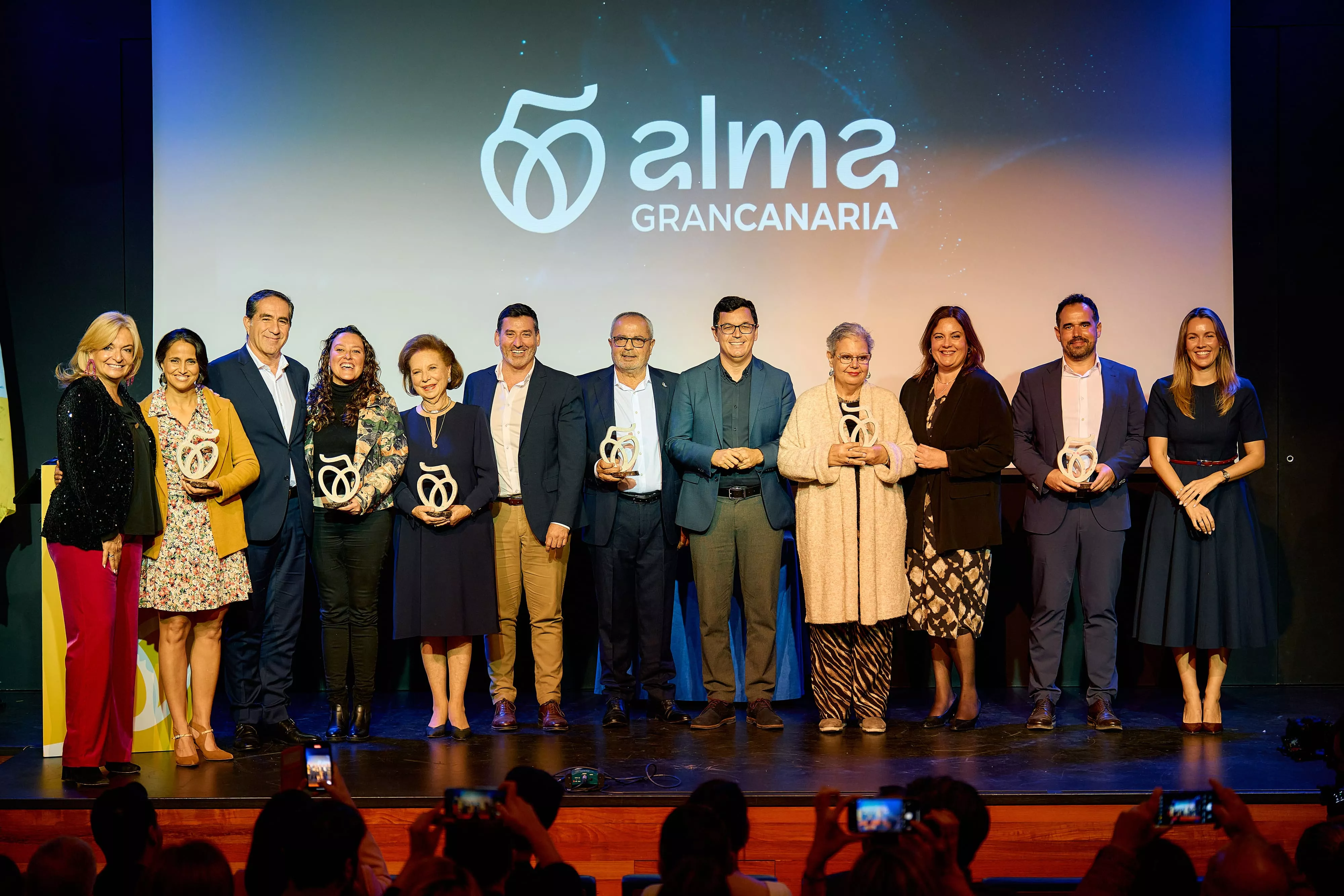 De izquierda a derecha: Esther Monzón, Guacimara Martín (Fundación Canaria Lidia García), Francis Candil, Marta Martín (TribArte), Caridad Cuyás, Alejandra Marichal, Luis Vega, Pablo Rodríguez, Araceli Moreno, Beatriz Calzada, Daniel Lorenzo (Evocons) y María Fernández. / AH
